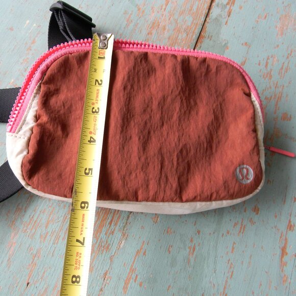 Lululemon Everywhere Belt Bag TERRACOTTA/BEIGE COLORBLOCK - Picture 2 of 9